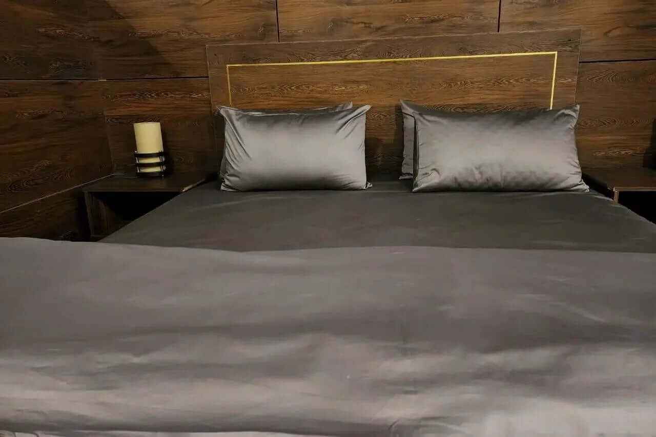 Premium Quality Bed Sheet (Metallic Grey)