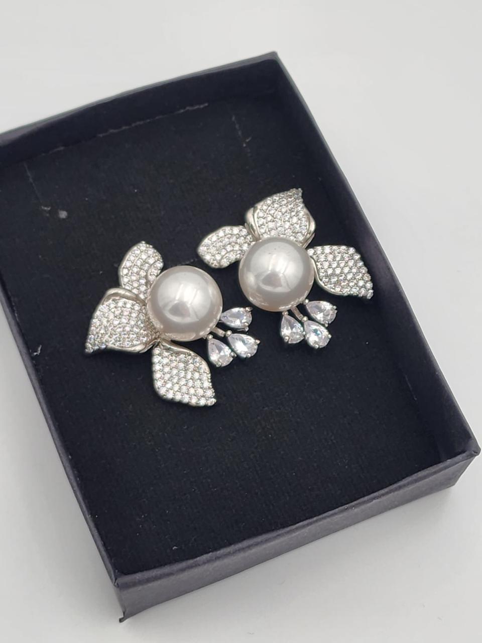 Earrings (Pearl)