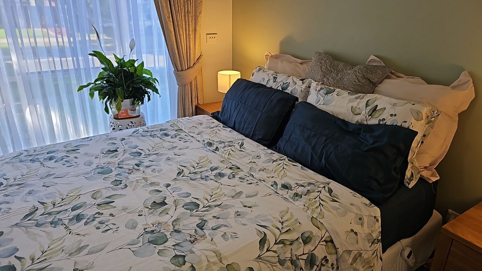 White With Green Leaves Quilt Cover Set