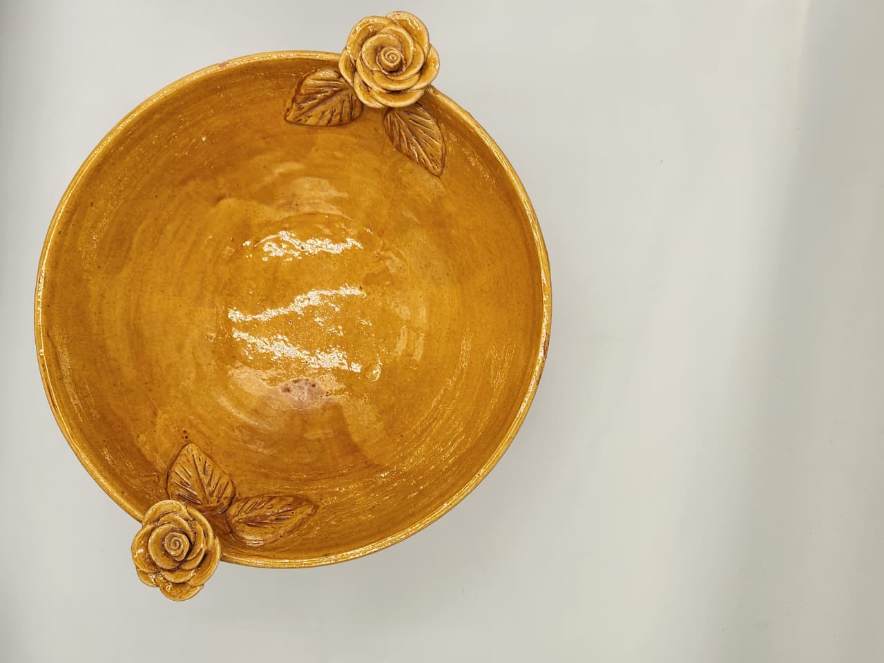 Ceramic serving platter with stand (Mustard)