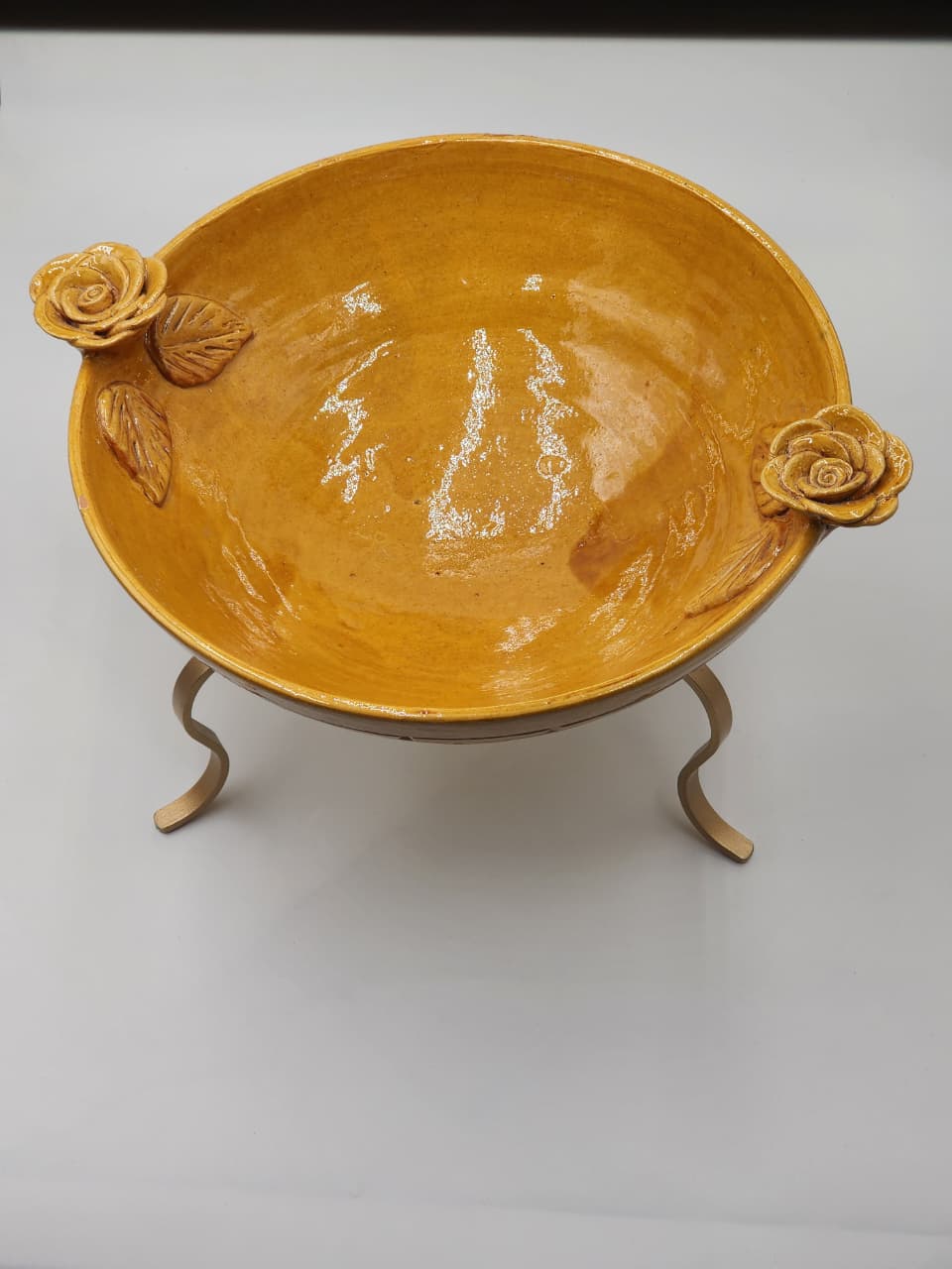 Ceramic serving platter with stand (Mustard)