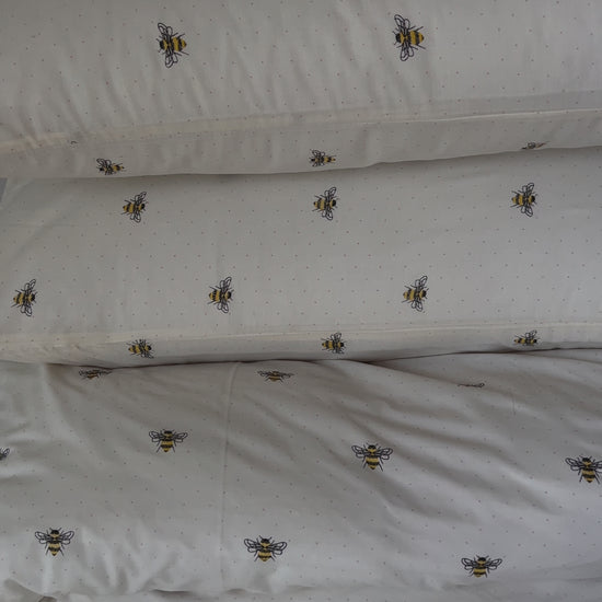 Fresh and Fun Bee-Patterned Fitted Sheet Set