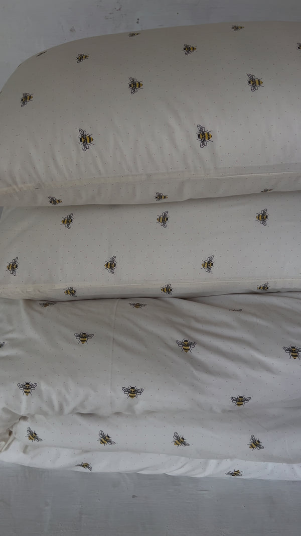 Fresh and Fun Bee-Patterned Fitted Sheet Set