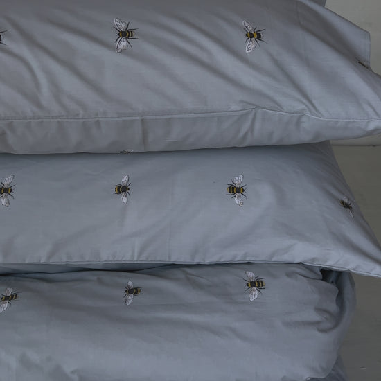 Fresh and Fun Blue Bee-Patterned Fitted Sheet Set