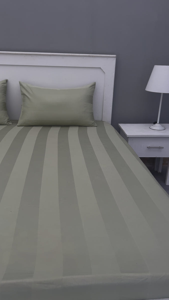 Pistachio Cotton Fitted Sheet Set with Pillowcases