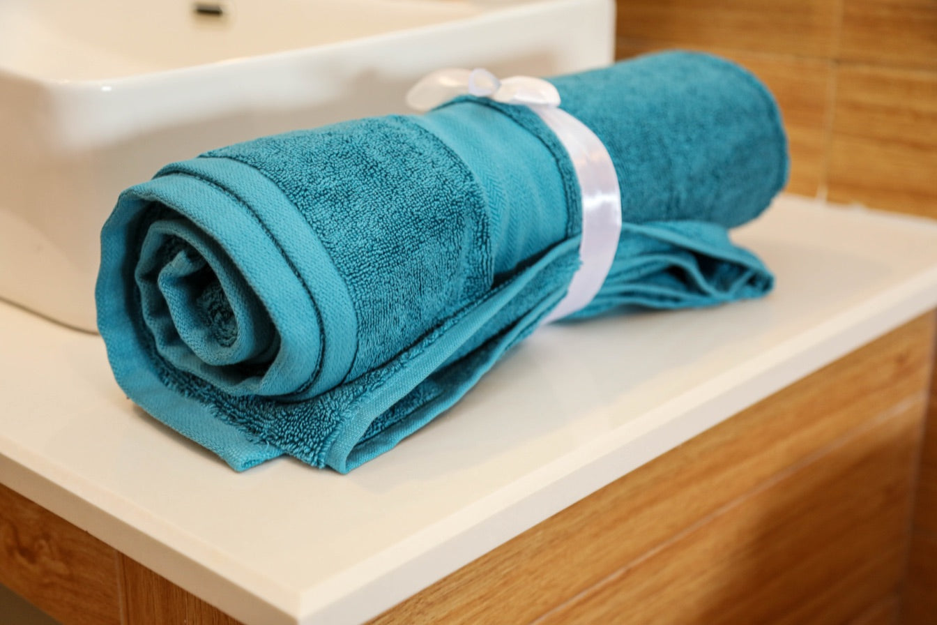 HMS Turquoise Bath Towel - Plush & Quick-Drying - Handmade Stories